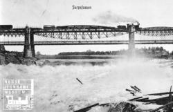 Godstog på brua over Sarpsfossen, trukket av damplokomotiv a