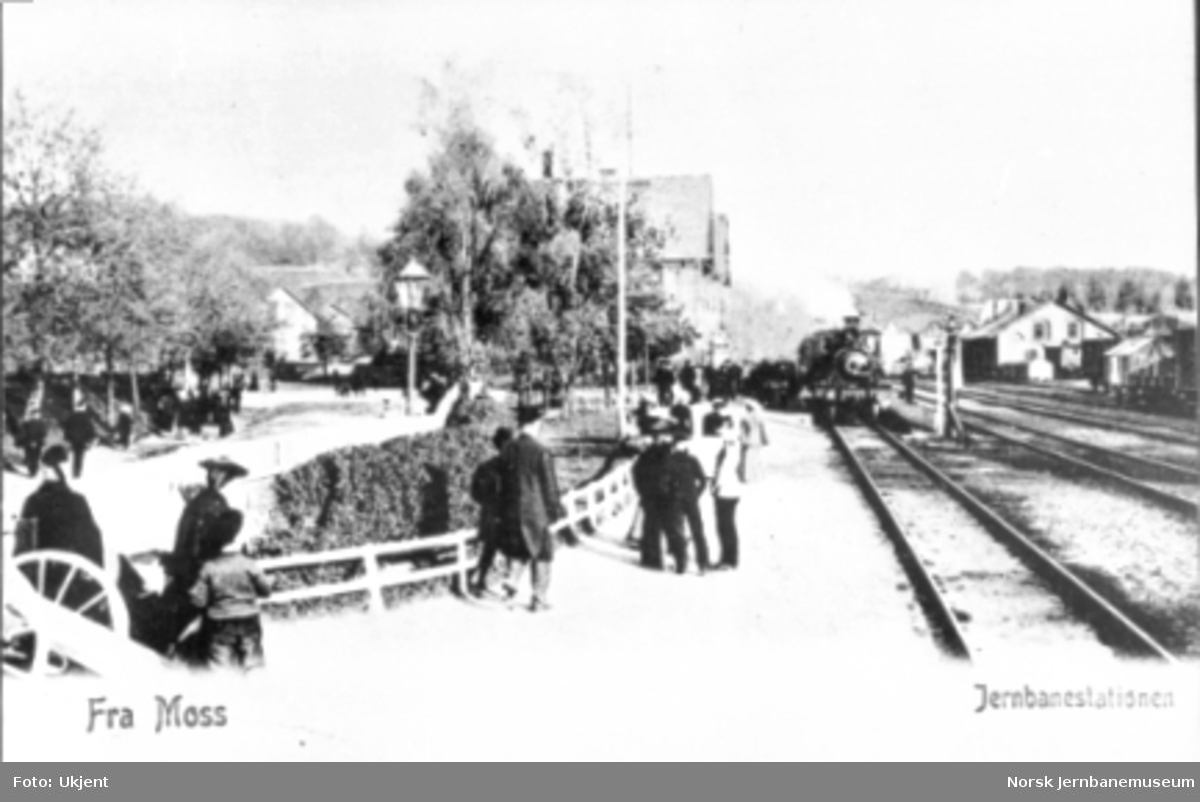 Moss stasjon med reisende og ankommende tog