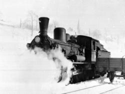 Vinterbilde med damplokomotiv type 18c nr. 134 under damp i 
