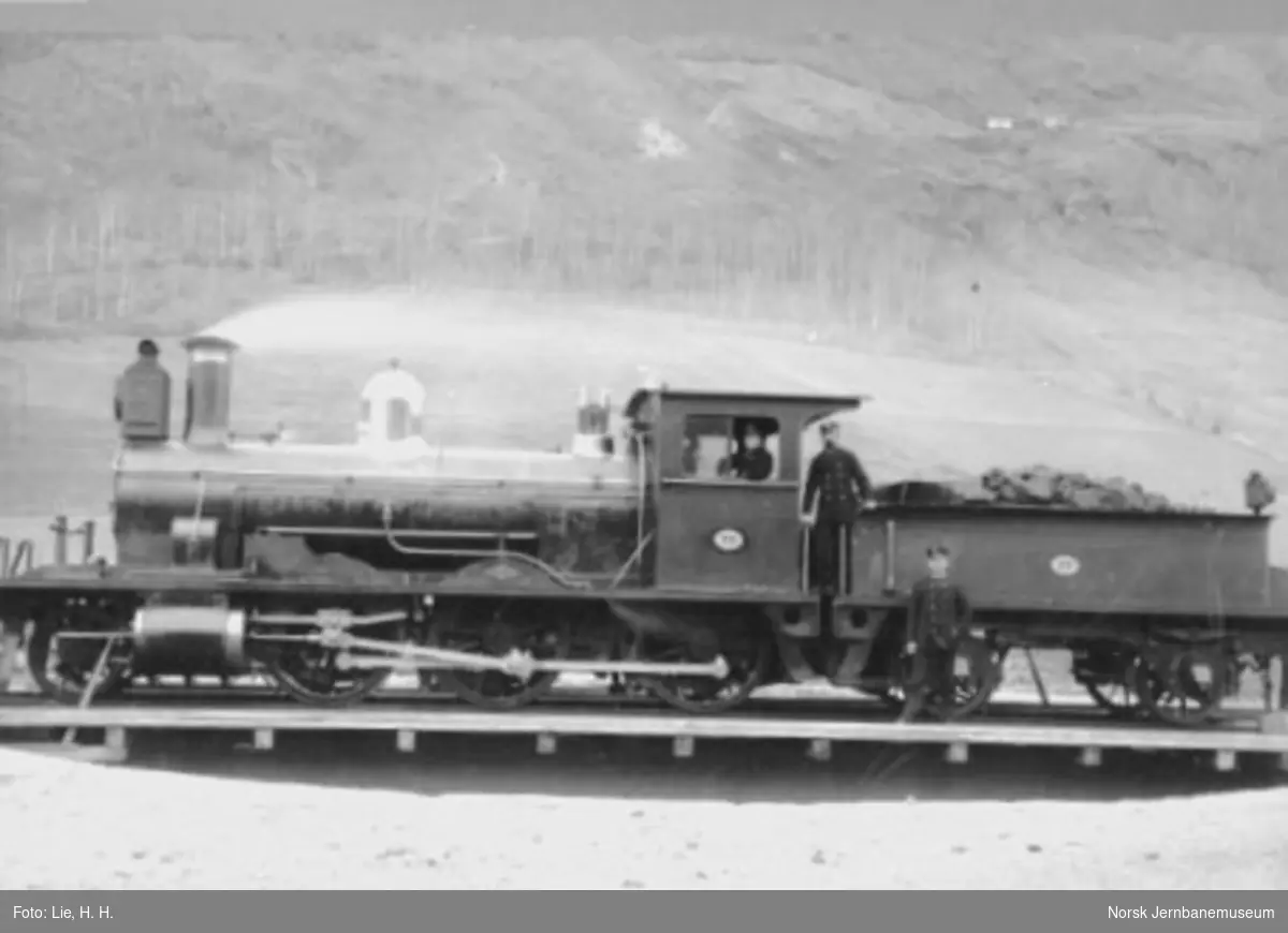 Damplokomotiv type 11b nr. 77 med personale på svingskiven