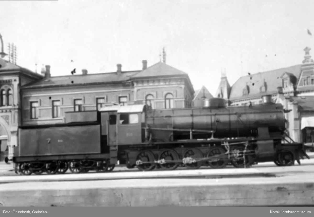Damplokomotiv type 39a nr. 166 på Hamar stasjon etter ombygging ved Hamar Jernstøberi