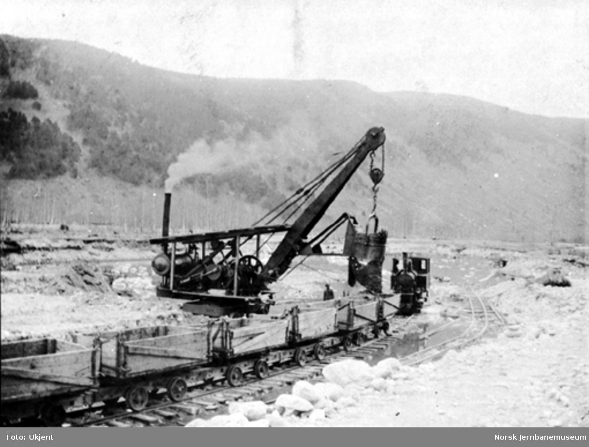 Anleggstog med damplokomotiv og dampdreven gravemaskin på Selsmyrene - Selskanalen under arbeide