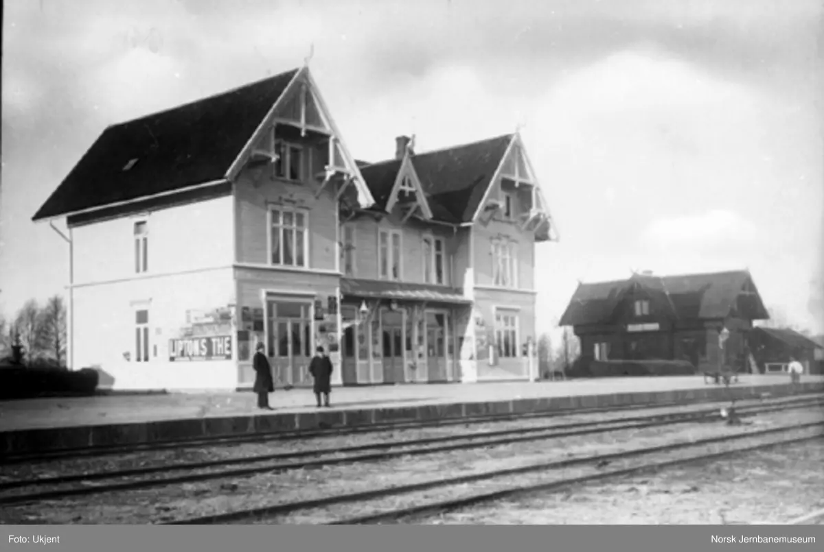 Flisa stasjon med stasjonsbygning og uthus - Norsk Jernbanemuseum ...