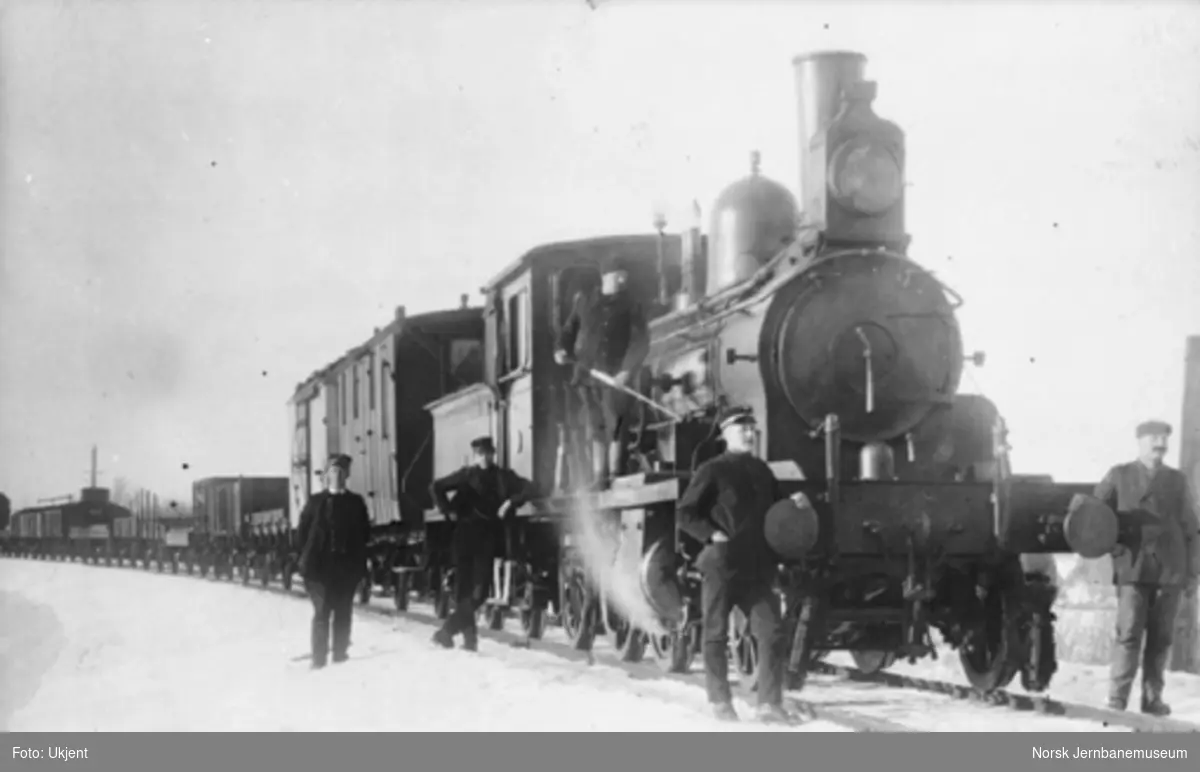 Damplokomotiv type 11 med et langt godstog ved Skarnes