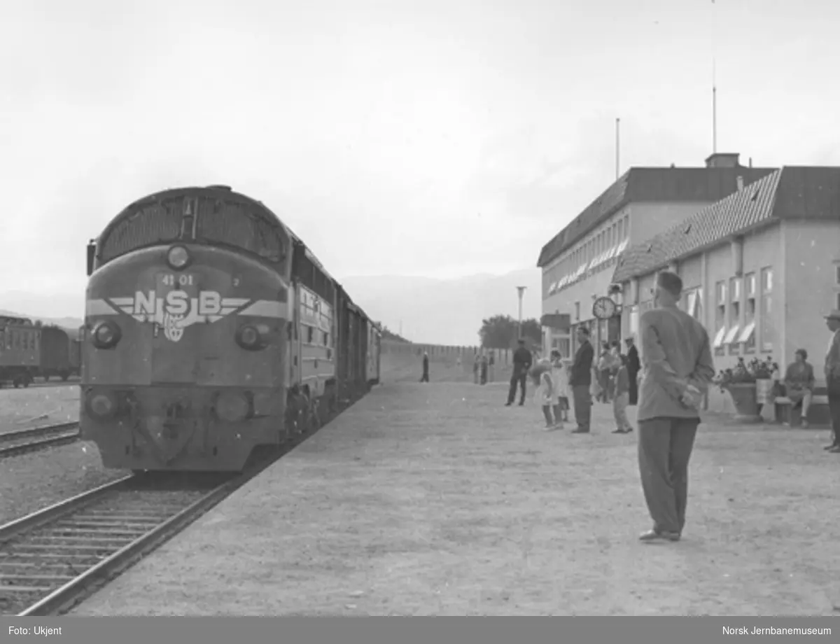 Diesellokomotiv type Di 3 nr. 41.01, senere 641, ankommer Fauske stasjon med nordgående nattog 455