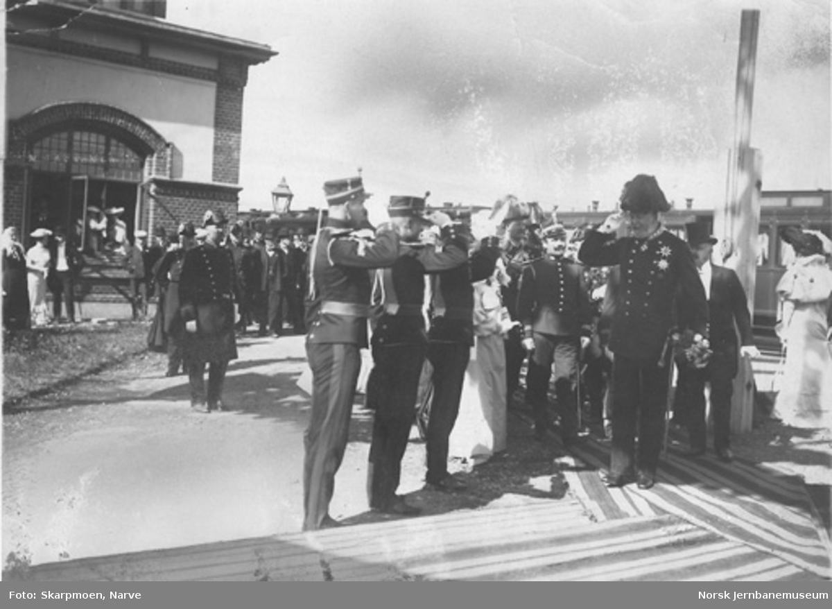 Kong Oscar II ankommer Gjøvik stasjon ved kongebesøket i 1904