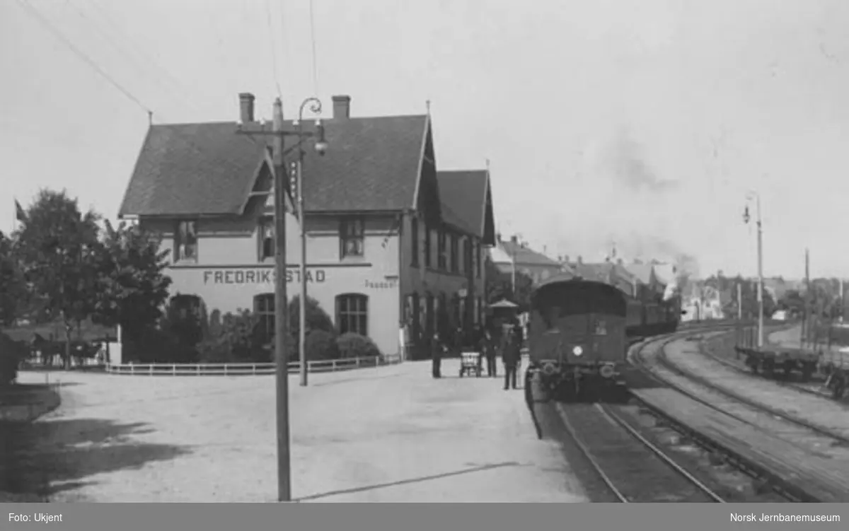 Fredrikstad (Fredriksstad) med tog