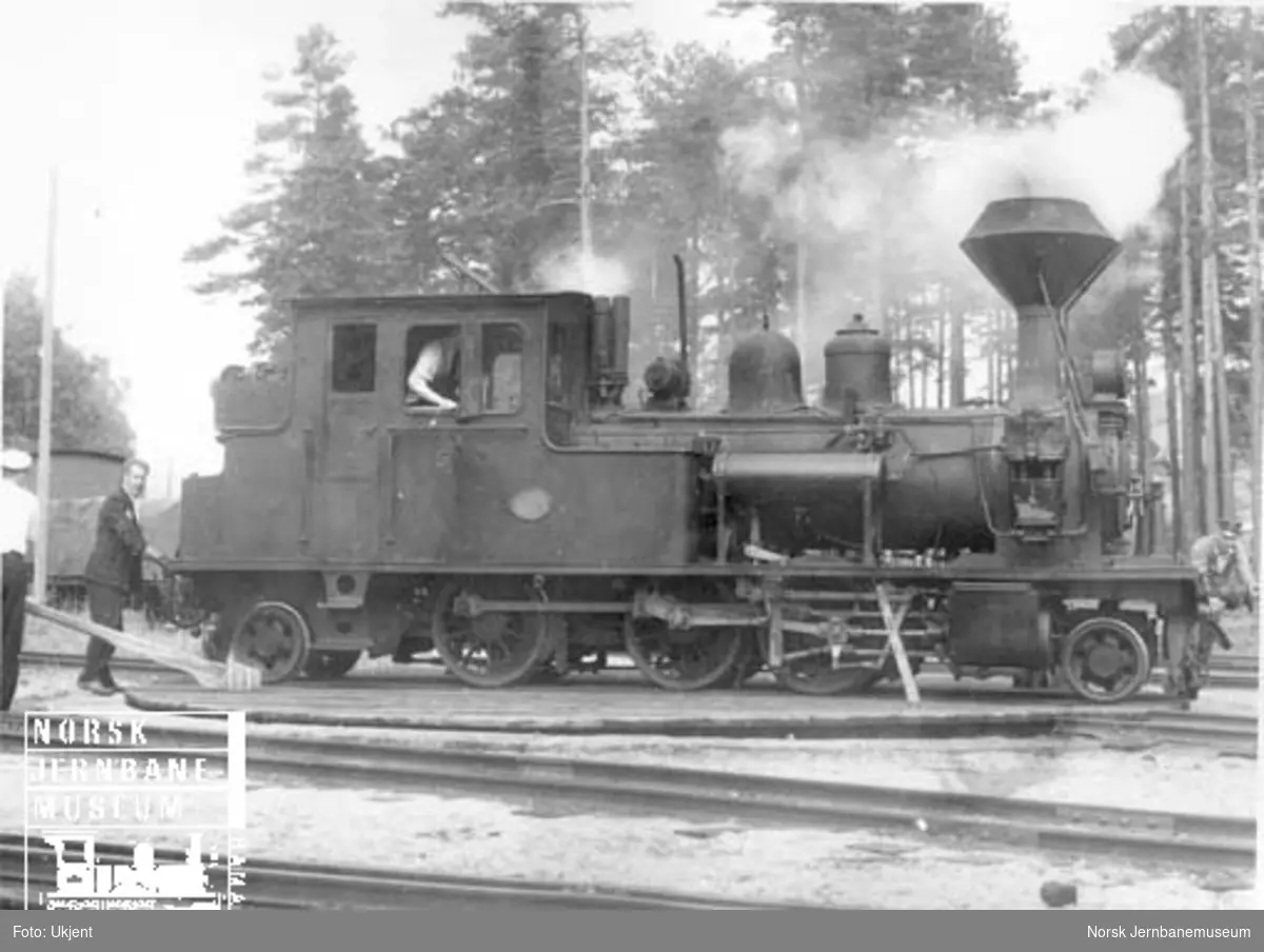 Setesdalsbanens damplokomotiv type XXI nr. 5 på svingskiven på Byglandsfjord stasjon