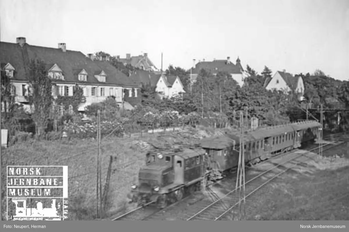 Elektrisk lokomotiv type El 1 med lokaltog på Drammenbanen ved Skarpsno