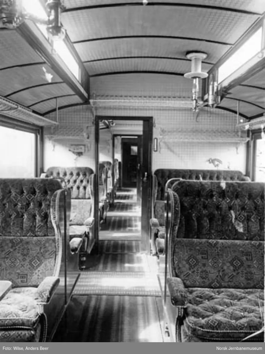 Interiørbilde fra personvogn for 2. klasse, litra Bo nr. 900