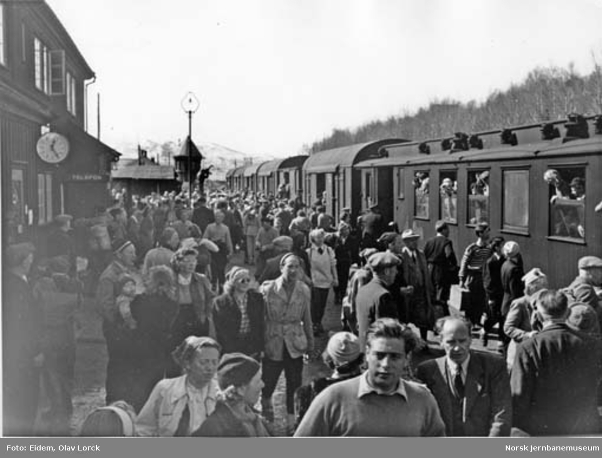 Påsketrafikk 1949 : persontog med reisende i godsvogner på Geilo stasjon
