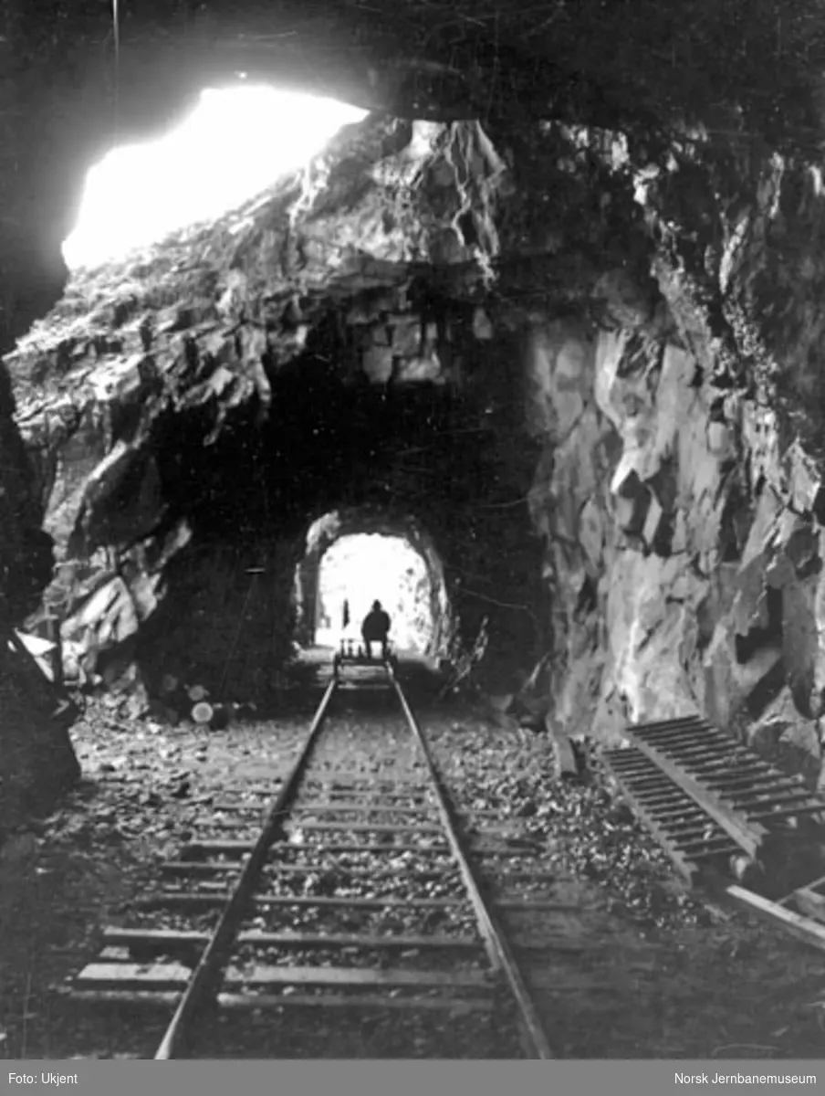 Mann på dresin ved Bratlandstunnelen