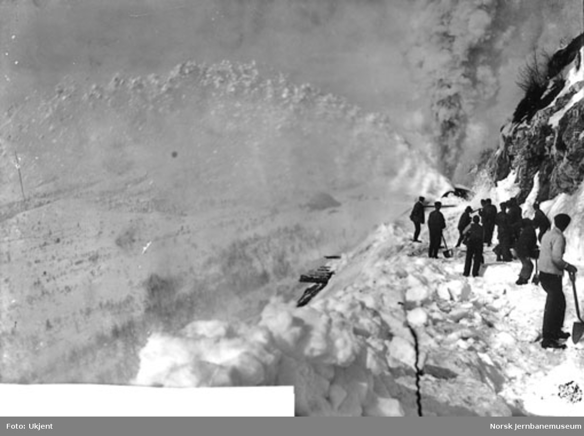 Roterende snøplog i arbeide vest for Kleivane tunnel våren 1908 med Solbakken vokterbolig i bakgrunnen