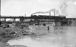 Ny jernbanebru over Glomma ved Sarpsfossen : passerende tog