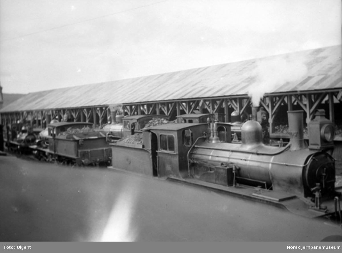 Damplokomotiver med kullskuret på Kongsvinger i bakgrunnen