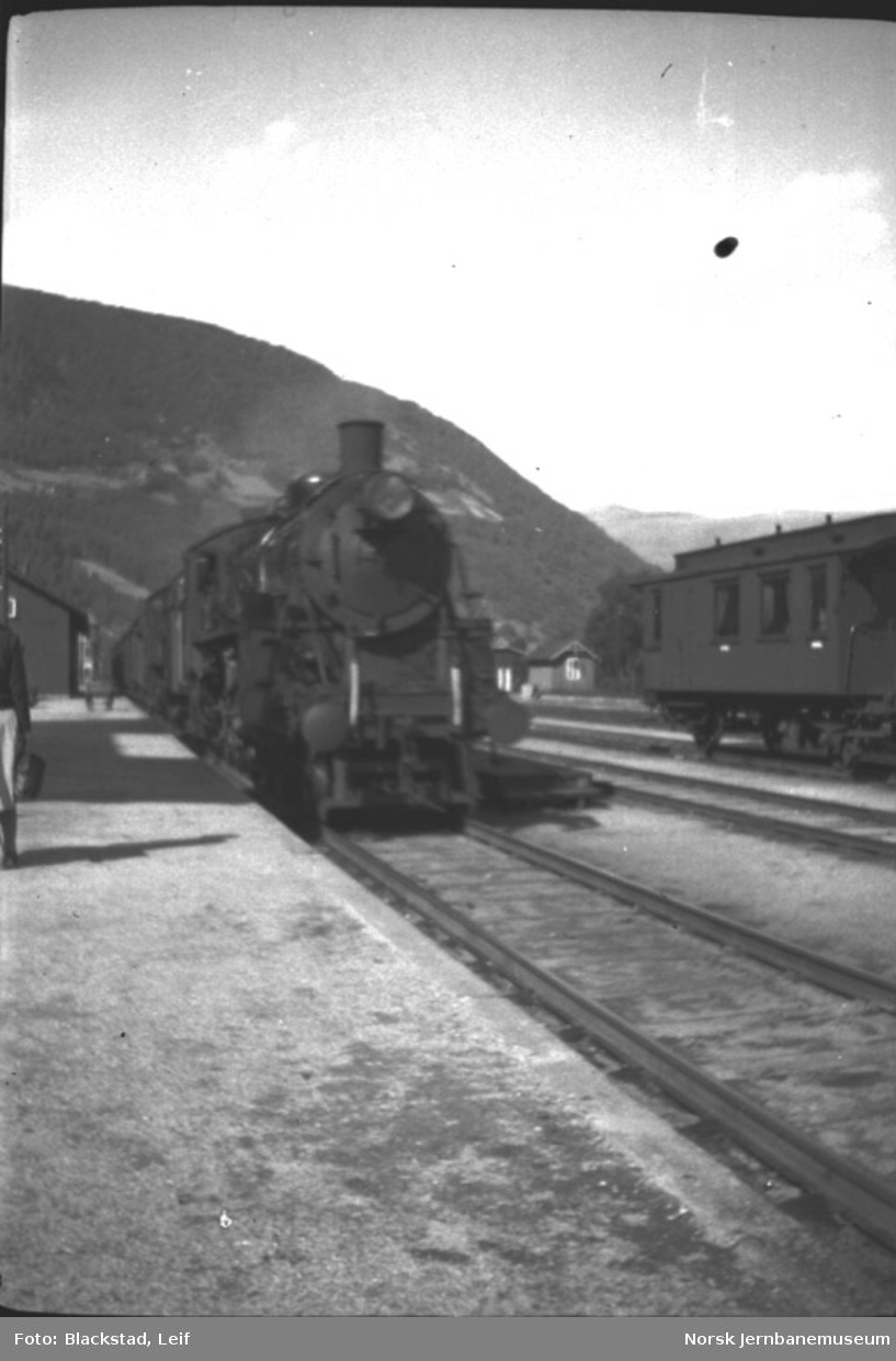 Damplokomotiv type 26c ankommer Otta stasjon