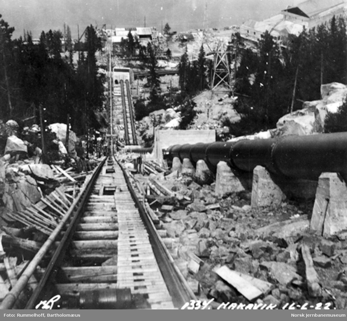 Drammenbanens elektrifisering : bygging av rørgaten på Hakavik