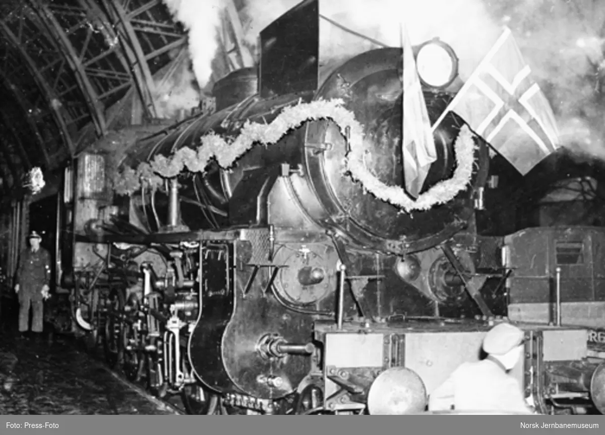 Damplokomotiv type 31b på Bergen stasjon, pyntet i anledning banens 40 års-jubileum