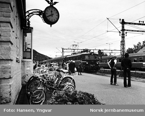 Kongsberg stasjon med reisende og ankommende "Sørlandsekspressen"