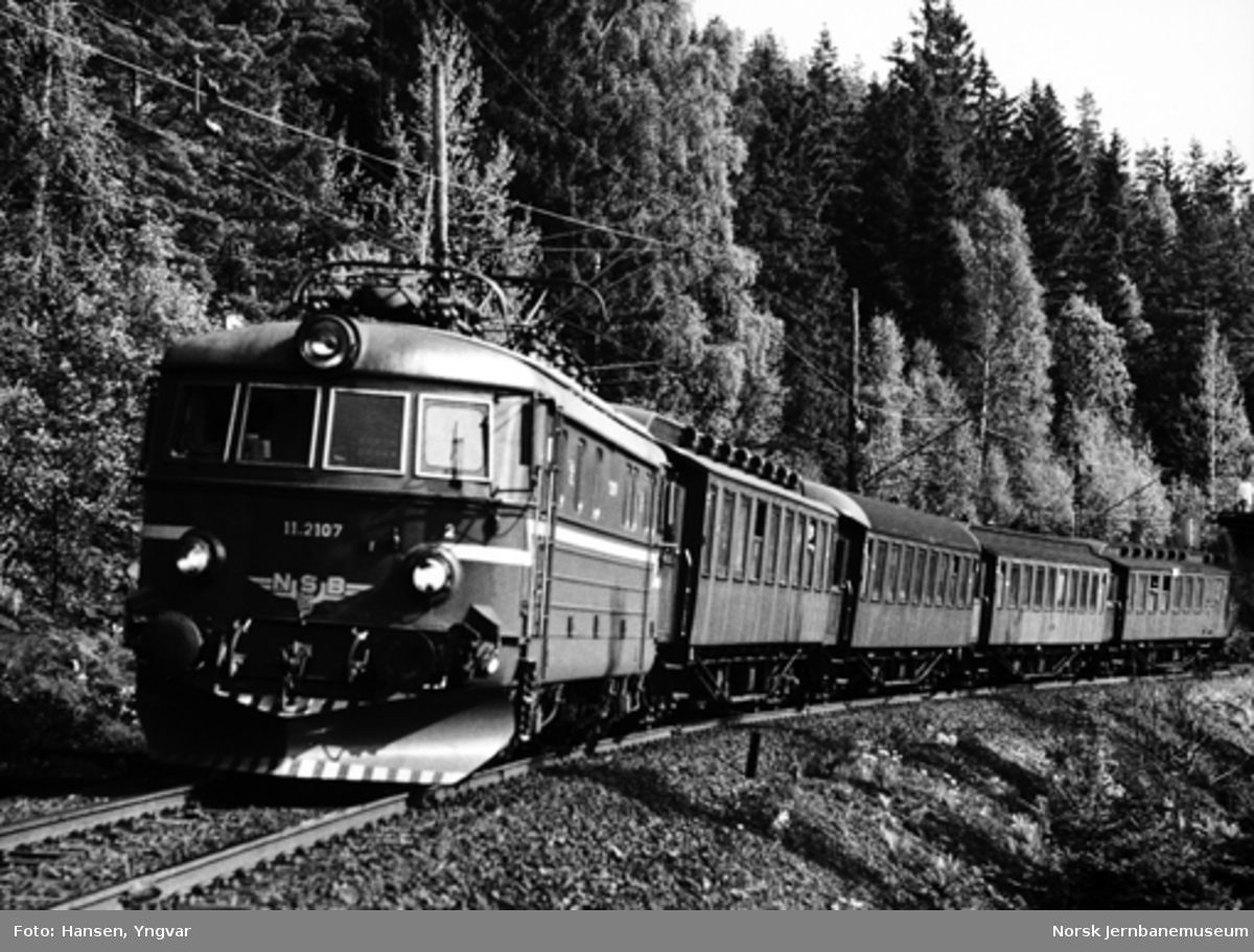 Elektrisk lokomotiv El 11 2107 med persontog Oslo-Skien ved Lieråsen
