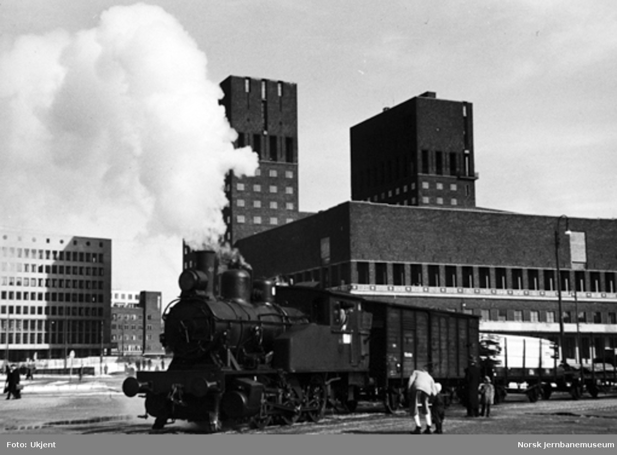 Havnebanens kipptog på Rådhusplassen, trukket av damplokomotiv type 23b nr. 443