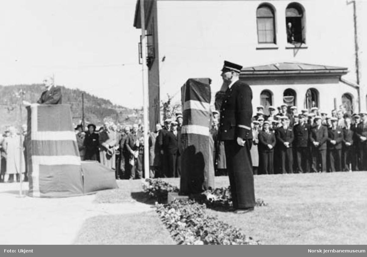 Avduking av minnetavle over falne NSB-ansatte i Drammen distrikt under 2. verdenskrig