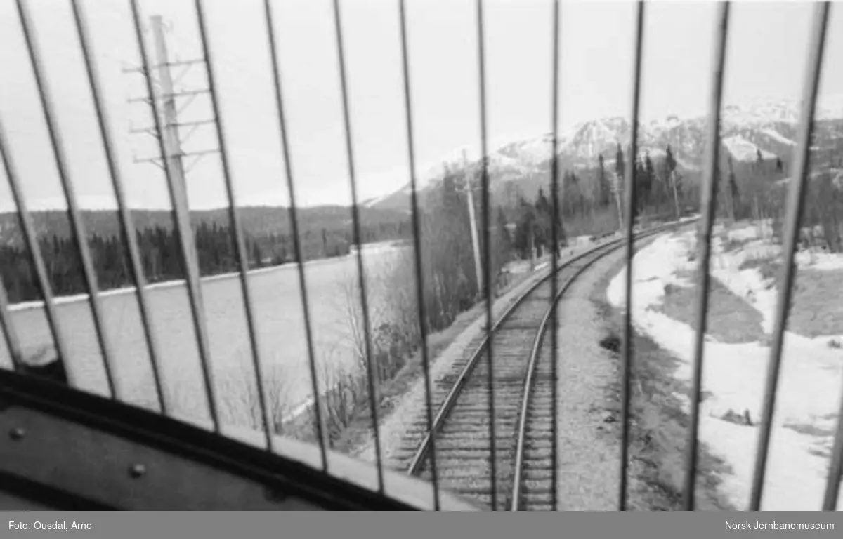 Utsikt fra førerplassen i et diesellokomotiv type Di 3