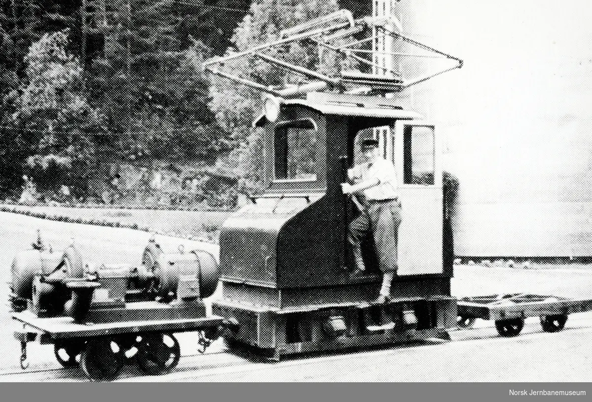 Elektrisk lokomotiv ved Skotfos Brug med vogner