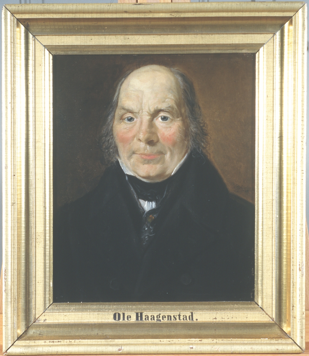 Portrett av Ole Haagenstad. Mørk drakt. Rødbrun bakgrunn.