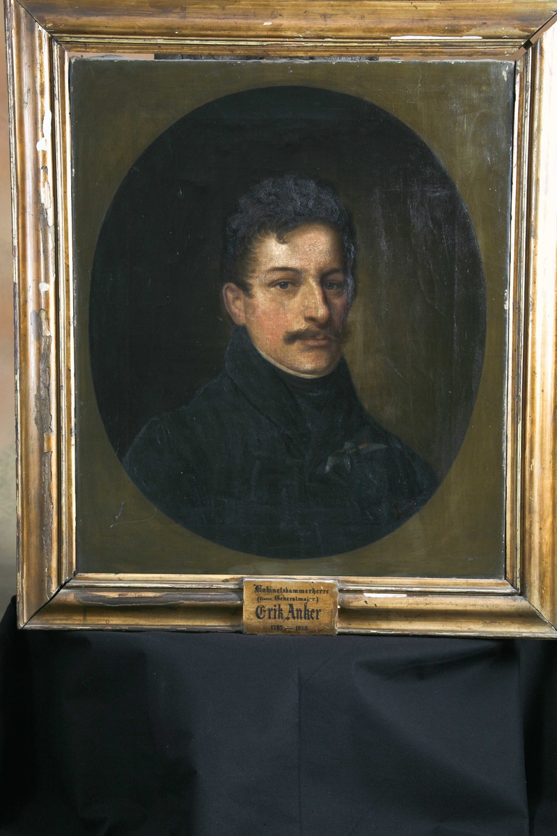 Mannsportrett 3/4 profil, mørke klær, mørkt hår og bart.
Portrett av generalmajor Erik Anker, 1785-1858, sønn av Carsten Anker