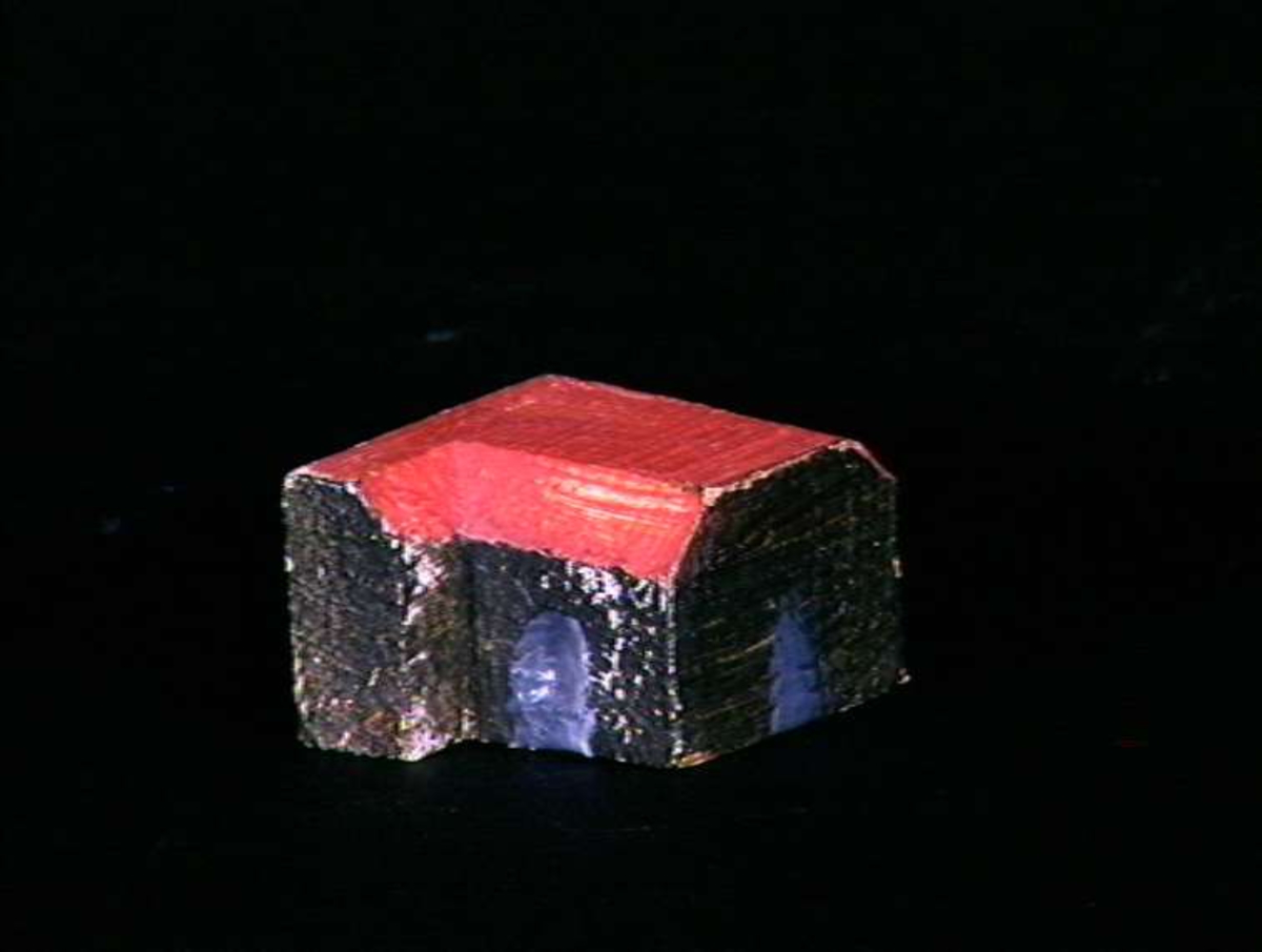 Sett med ca 200 leketøyhus laget av tre i forskjellige former og farger.