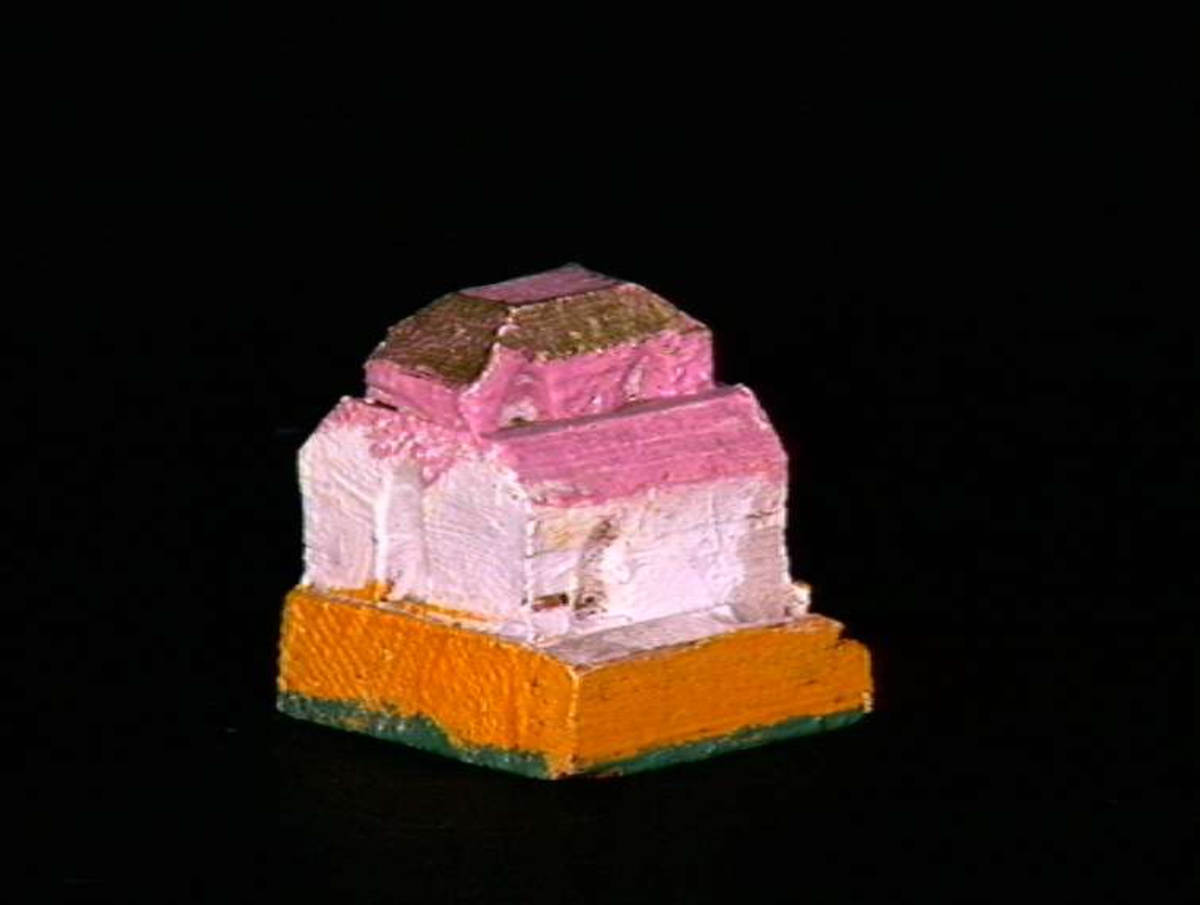 Sett med ca 200 leketøyhus laget av tre i forskjellige former og farger.