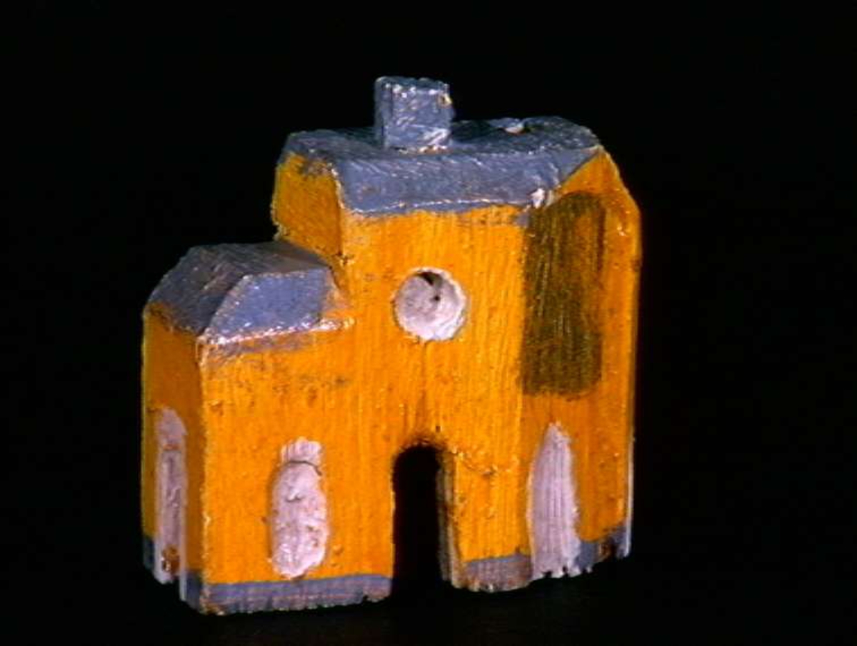 Sett med ca 200 leketøyhus laget av tre i forskjellige former og farger.