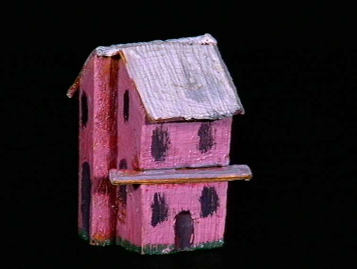 Sett med ca 200 leketøyhus laget av tre i forskjellige former og farger.