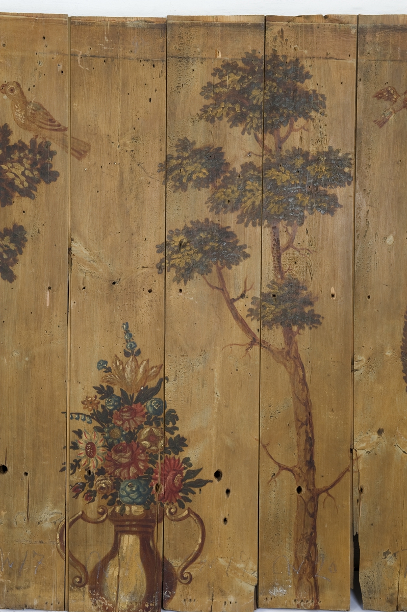 Veggpanel til tre vegger samt deler av brystning. Veggpanelene er dekormalte med fugler, trær og blomster i krukker.