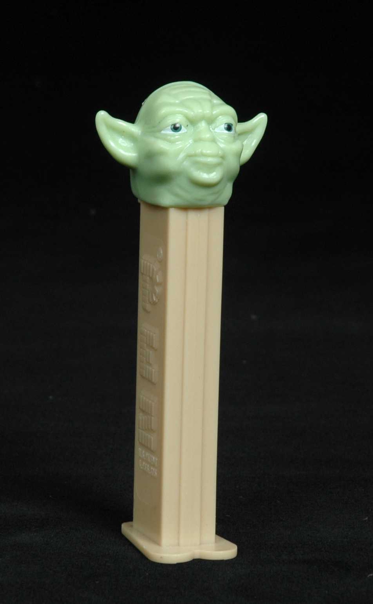Gjenstanden består av en beholder for Pez-pastiller. På toppen er figuren Yoda sitt hode. 
