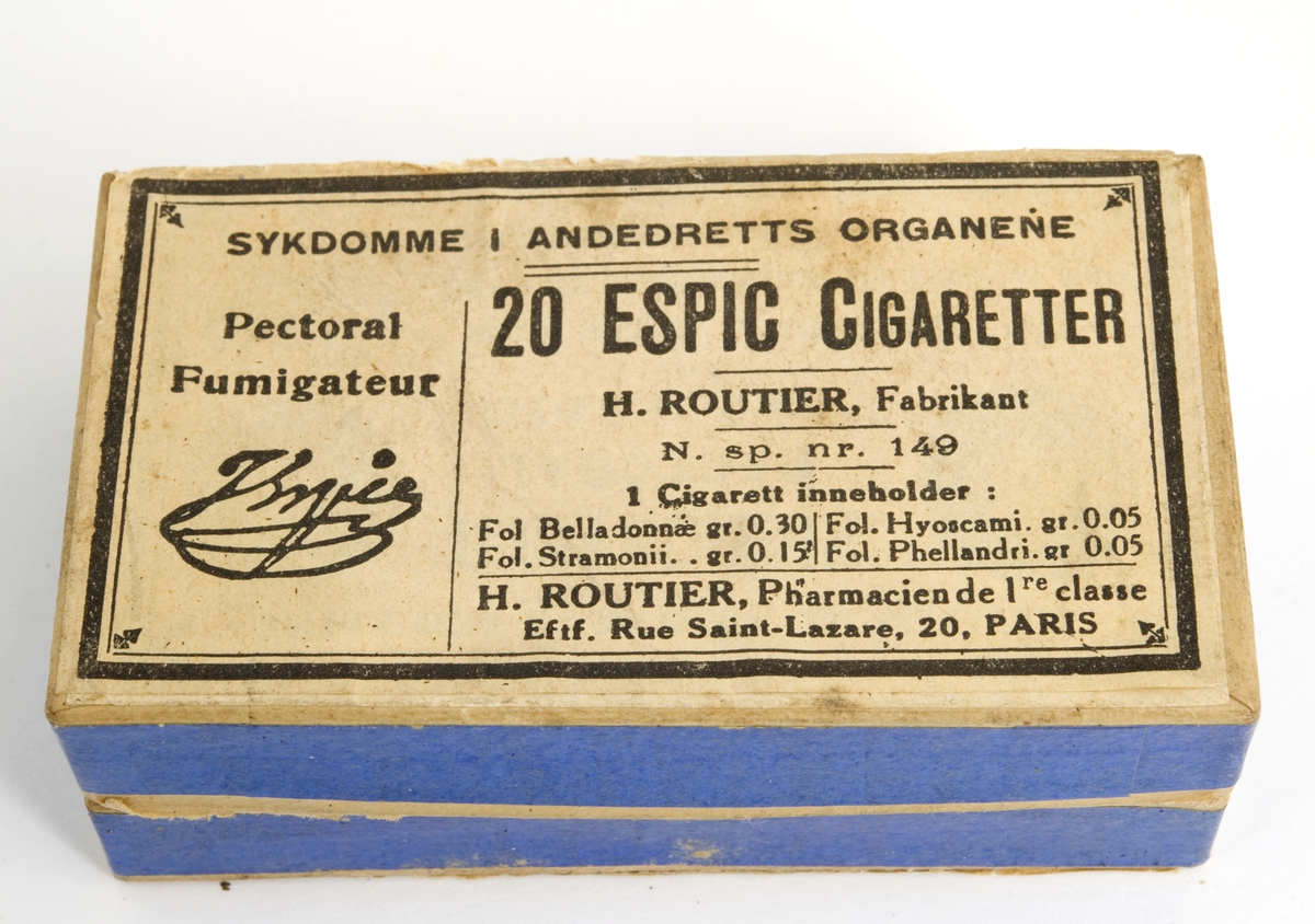 Pappeske med 18 astmasigaretter. Bunnen er merket a, lokket er merket b og hver sigarett er merket med c.