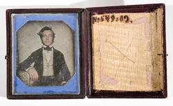 Daguerreotypi i etui. Portrett av Carl Dometius. Kolorerte h