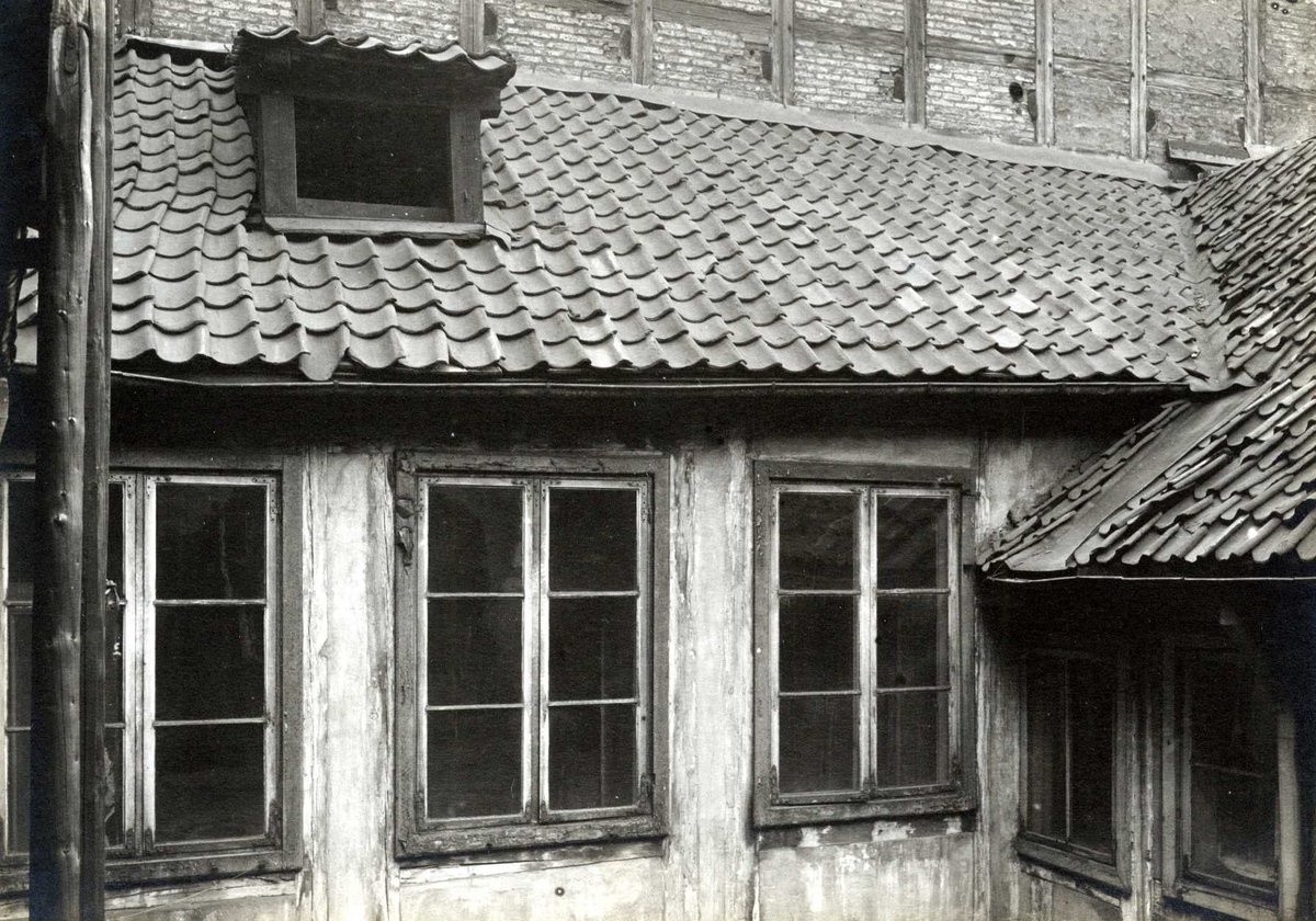 Tollbugata 14, Oslo. Hus under riving. Takene mot gårdsrom. Nå på Norsk Folkemuseum. Håndtverkergården/Bokbindergården.