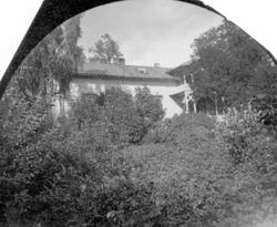 Huset til dr. Elling Holst, Høvik, Bærum. Hvitt hus med stor