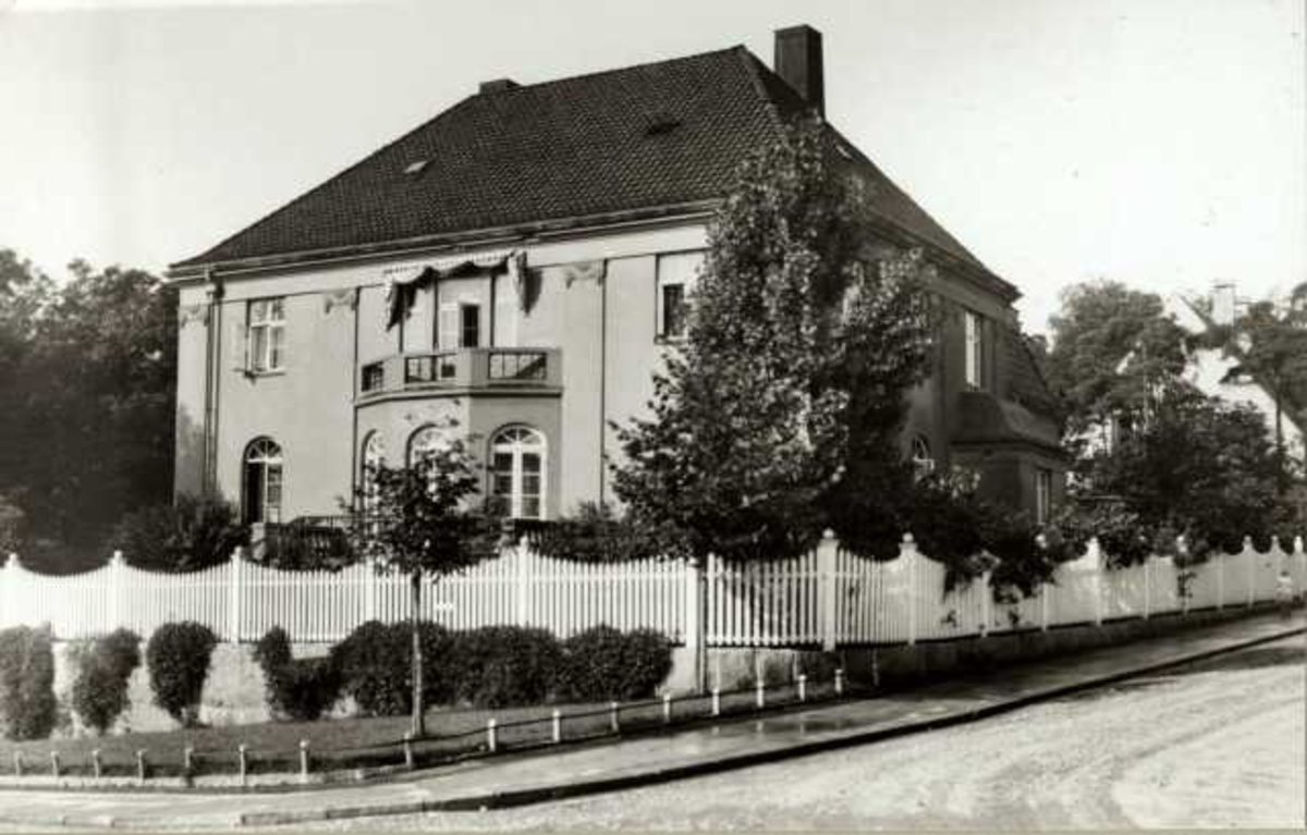 Fritznersgate 2, Oslo. Dr. Huitfeldts villa. Stor murvilla bak gjerde, sett fra gata.