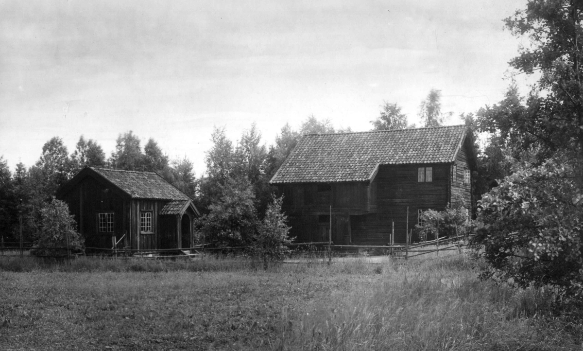 Stue fra Nordre Yli, Heddal og stue fra Akkerhaugen, Sauherad. Fotografert på Norsk folkemuseum, 1925.