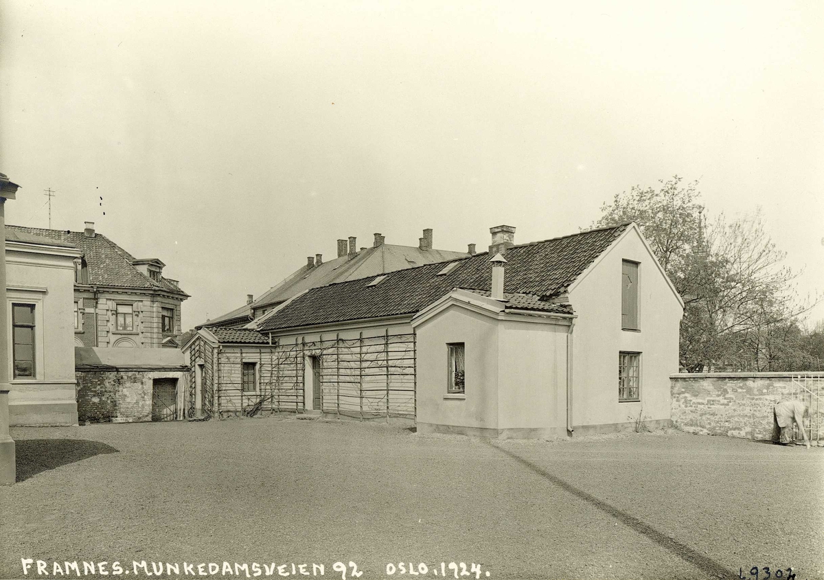 Gartnerboligen og gårdsplassen til Framnes,  Munkedamsveien 92. Oslo.