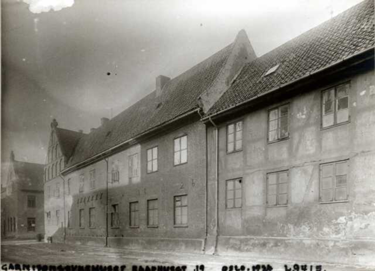 Rådhusgata 19, Oslo. Garnisonssykehuset. En del av fasaden.