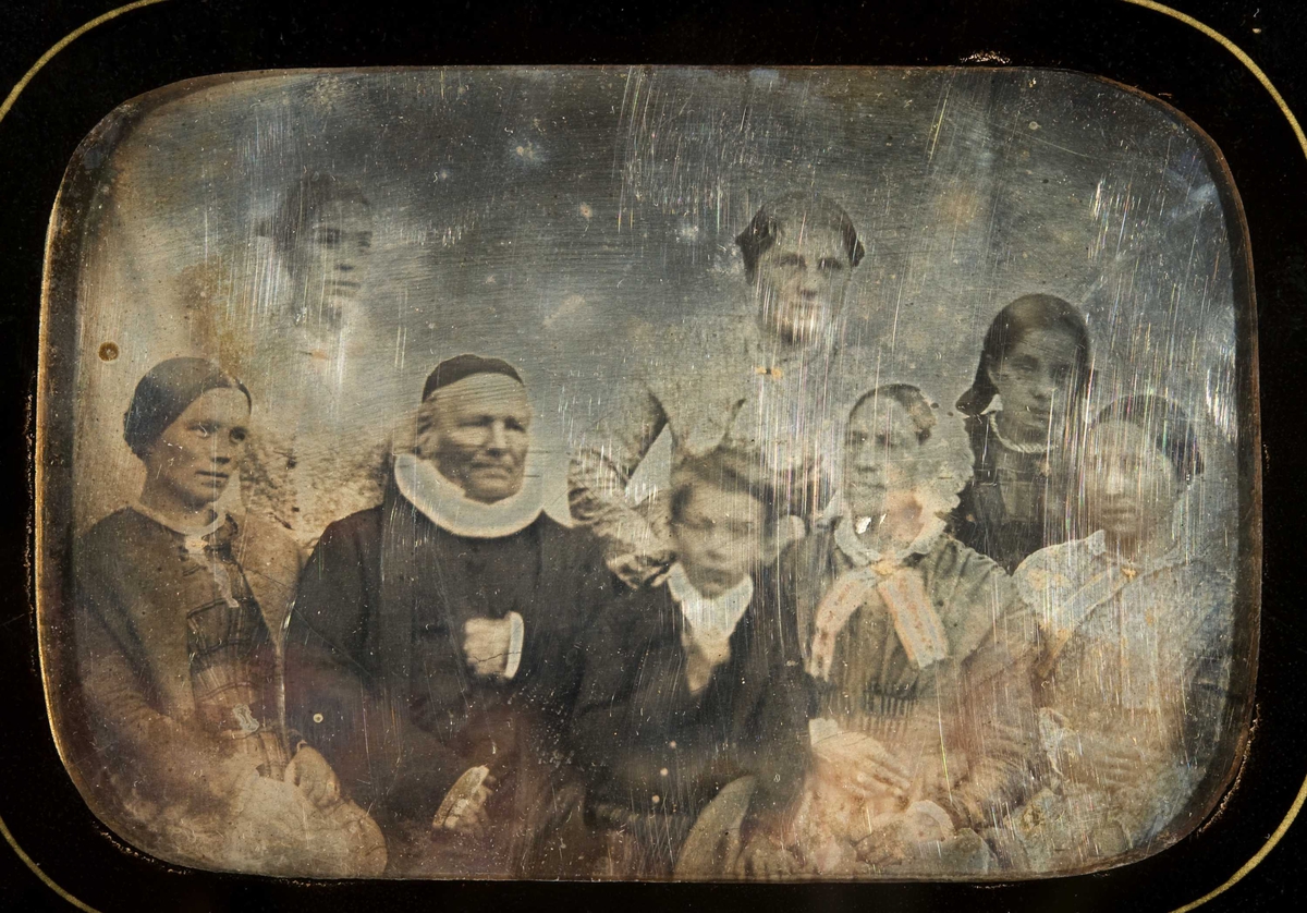 Daguerreotypi. Portrett av familie, sokneprest Johan Christian Tandberg (1786-1860), gift i 1819 med Ulrikke, født Faye (1799-1856) med fire døtre og yngste sønn, "I Modum fra 1786-1860", ca. 1850. Halvfigur med kolorerte partier på drakt, samt smykker og tekstil pålagt gull.