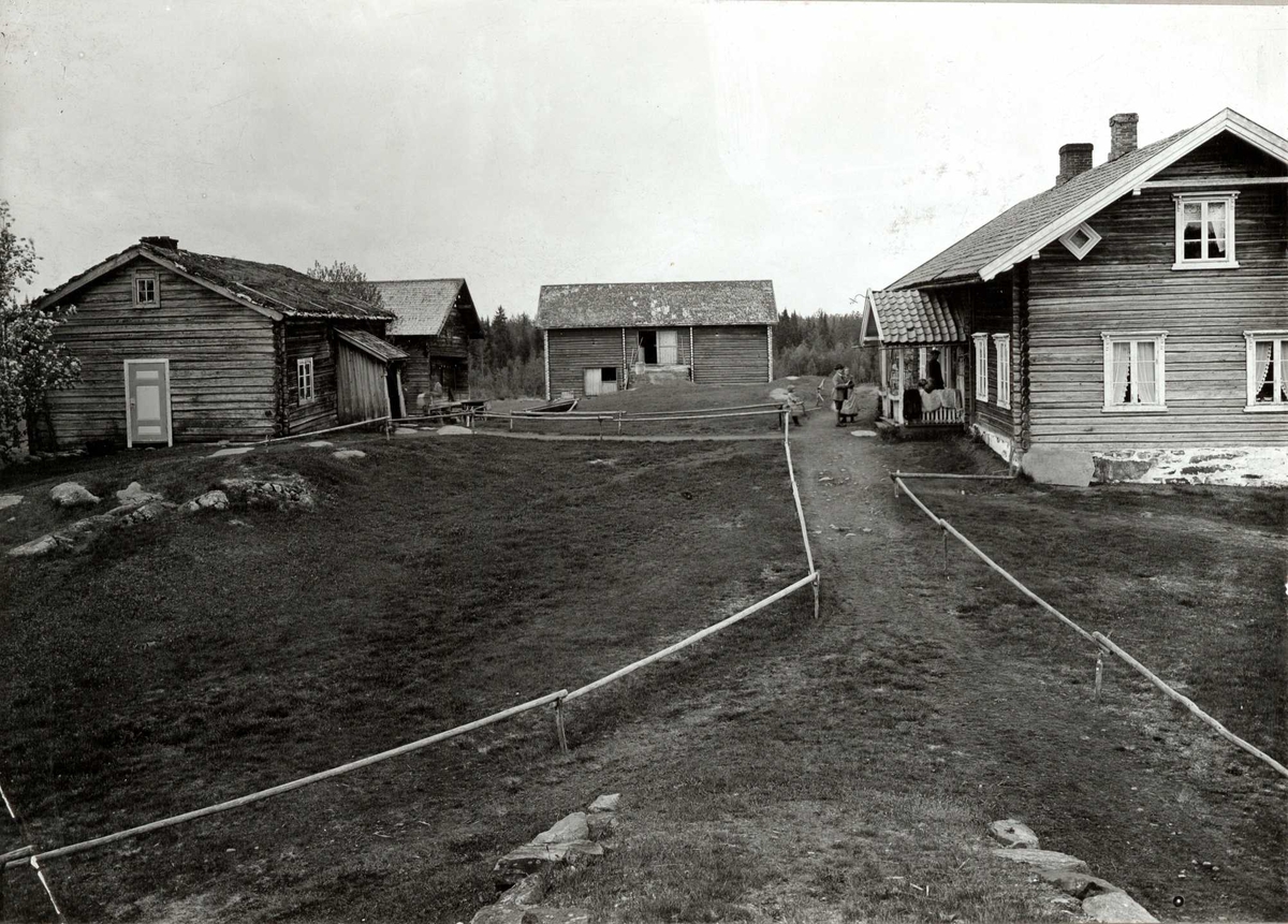 Nøtåsberget, Elverum, Sør-Østerdal, Hedmark i 1920-årene. Gårdstun.