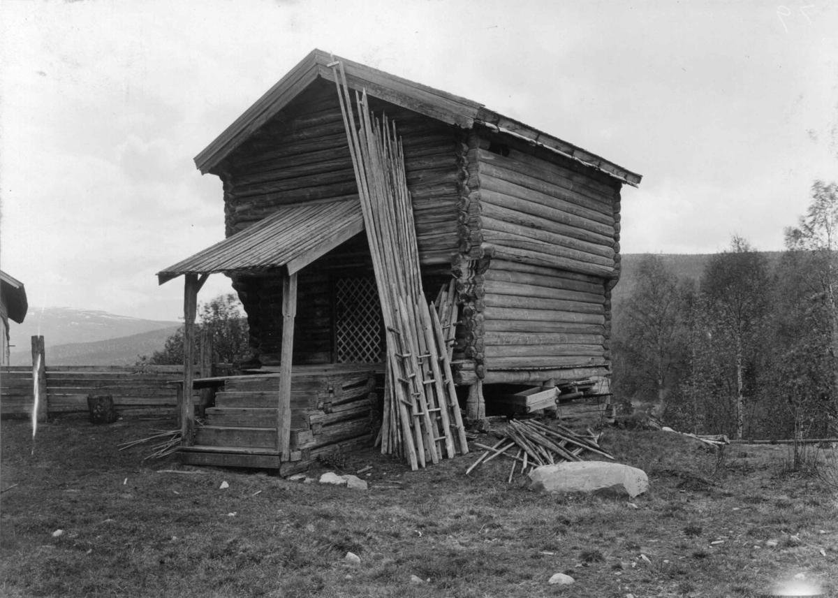 Øvre Rendal, Nord-Østerdal 1920 årene. Stabbur.