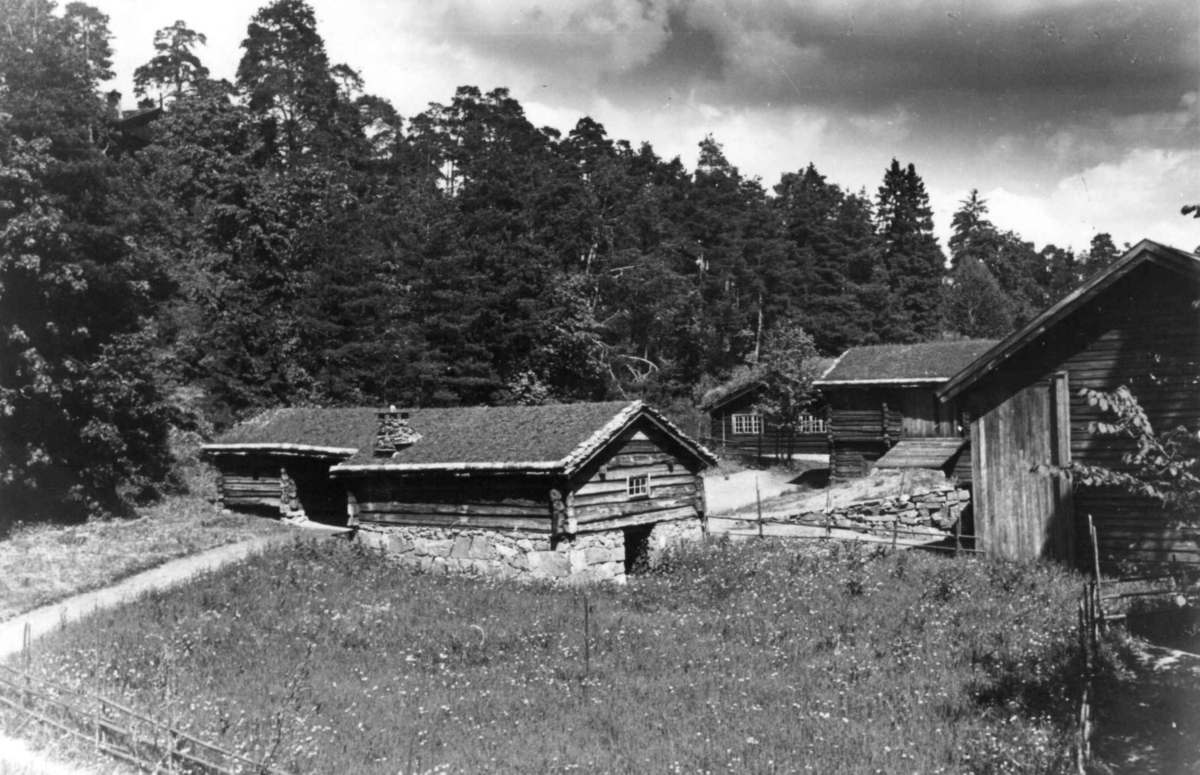 Østerdalstunet på Norsk folkemuseum, 1949. Fra venstre: Fjøs og løe fra Engan i Os, barfrøstue fra Gammelstu Trønnes i Stor-Elvdal, stall-løe fra Lille Ingelsrud i Åsnes og løe fra Kvislerbråten i Sør-Odal.