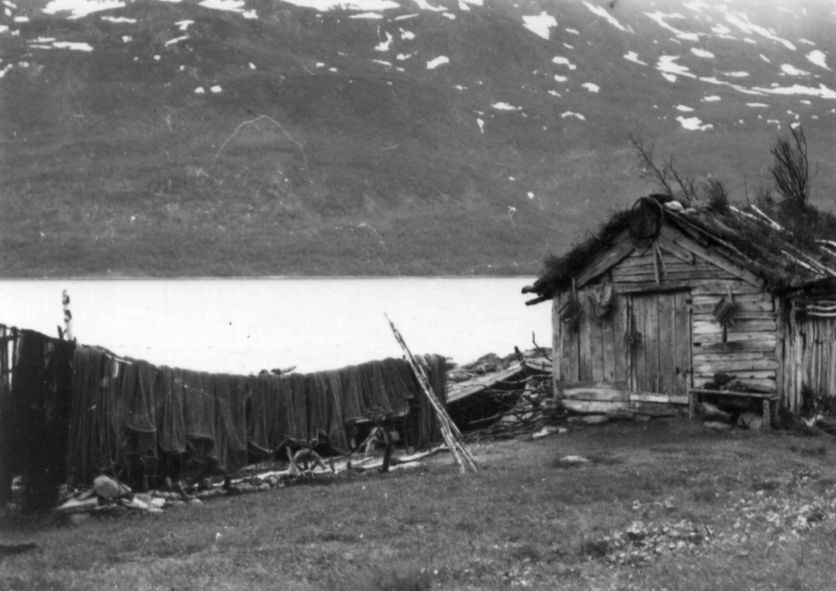 Sjøbu og fiskegarnoppheng. Stordalen 1948.