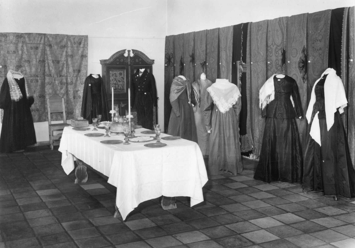 NF. Utstilling Interiør. Tekstilutstilling for Akershus, Norsk Folkemuseum, 1953.